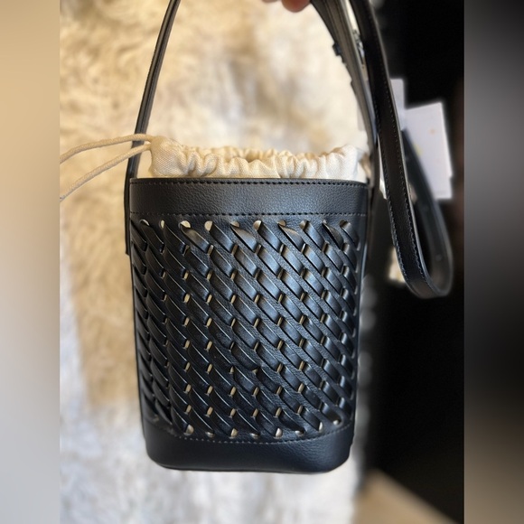 🖤🖤NWT- ADORABLE BLACK WOVEN BUCKET CROSSBODY W/ INTERIOR DRAWSTRING BAG🖤🖤 - Picture 13 of 14